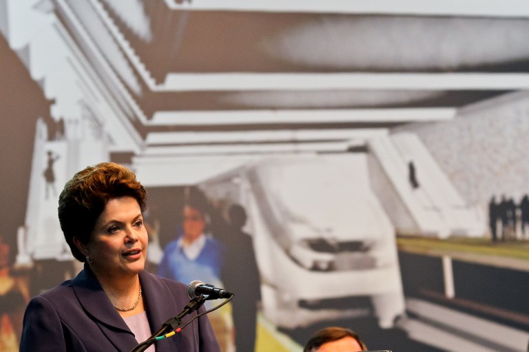 Presidenta Dilma Rousseff participa da Cerimônia de anúncio de investimentos do PAC Mobilidade Urbana Grandes Cidades. Curitiba - PR, 13/10/2011
