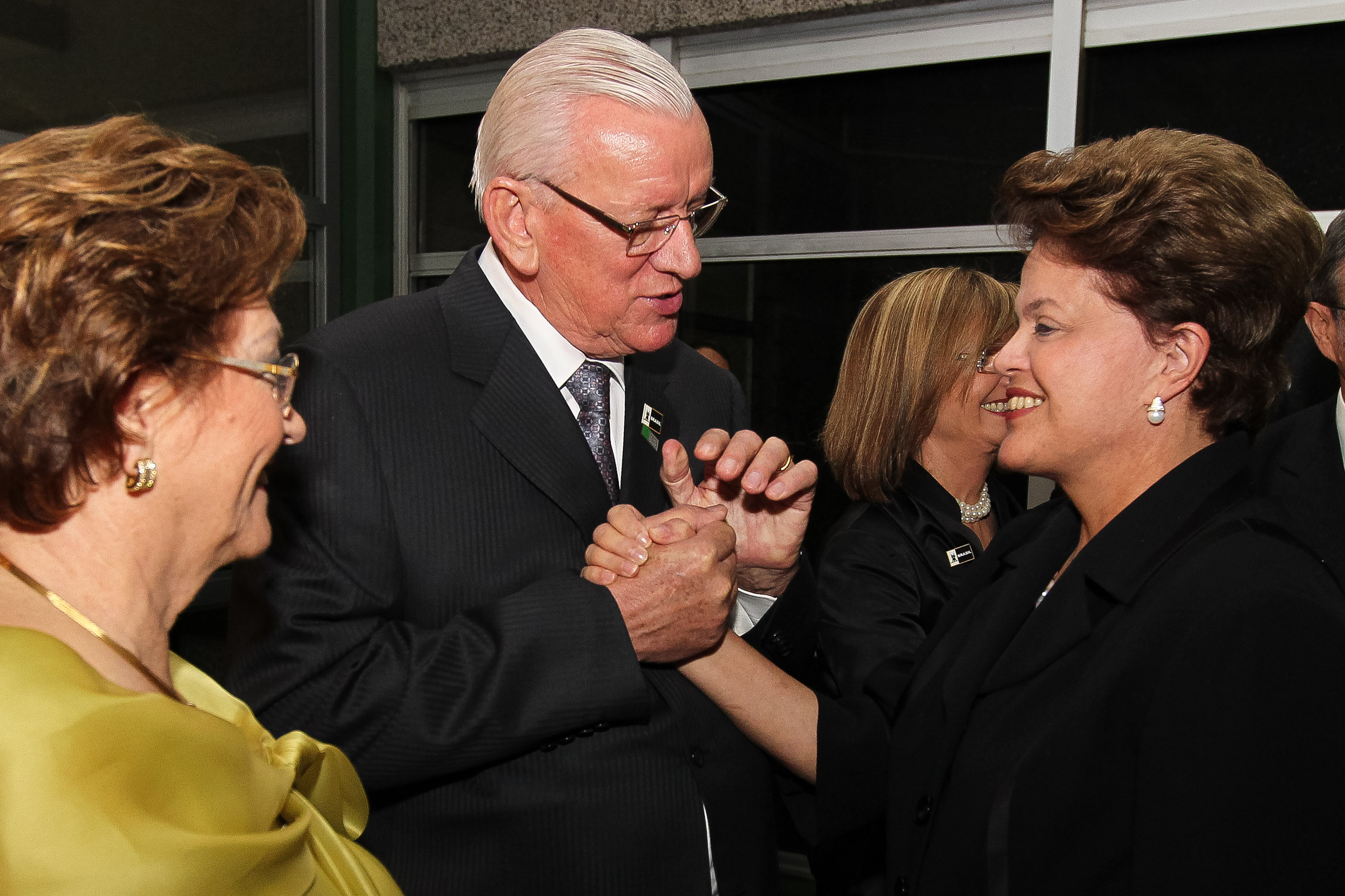 Presidenta Dilma Rousseff cumprimenta o novo presidente empossado da Fiergs/Ciergs, Heitor José Müller, ao chegar na cerimônia de posse de sua diretoria. Porto Alegre-RS, 14/07/2011
