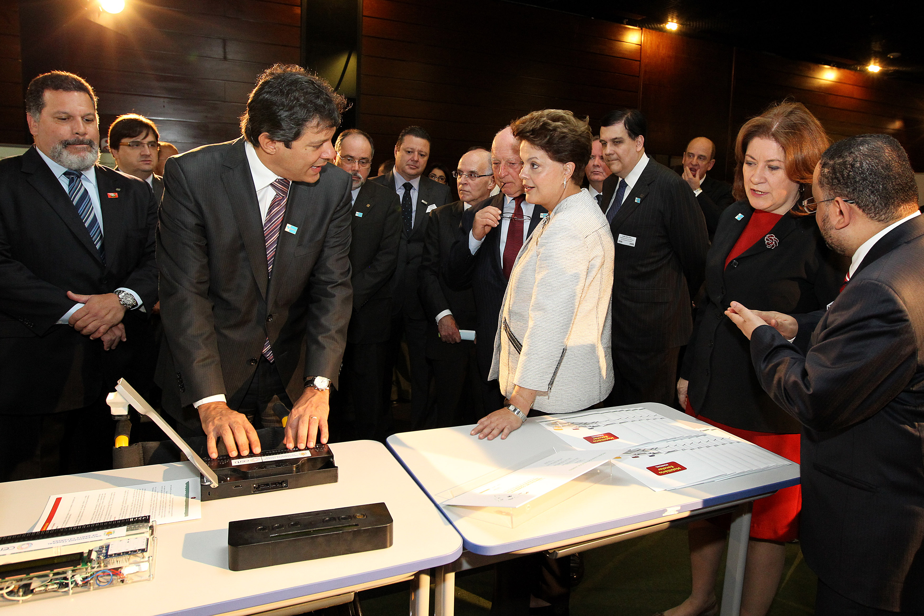 Presidenta Dilma Rousseff durante visita à exposição do MEC, por ocasião do Seminário Gestão sobre Compras Governamentais - a Experiência da Educação. Brasília-DF, 14/09/2011