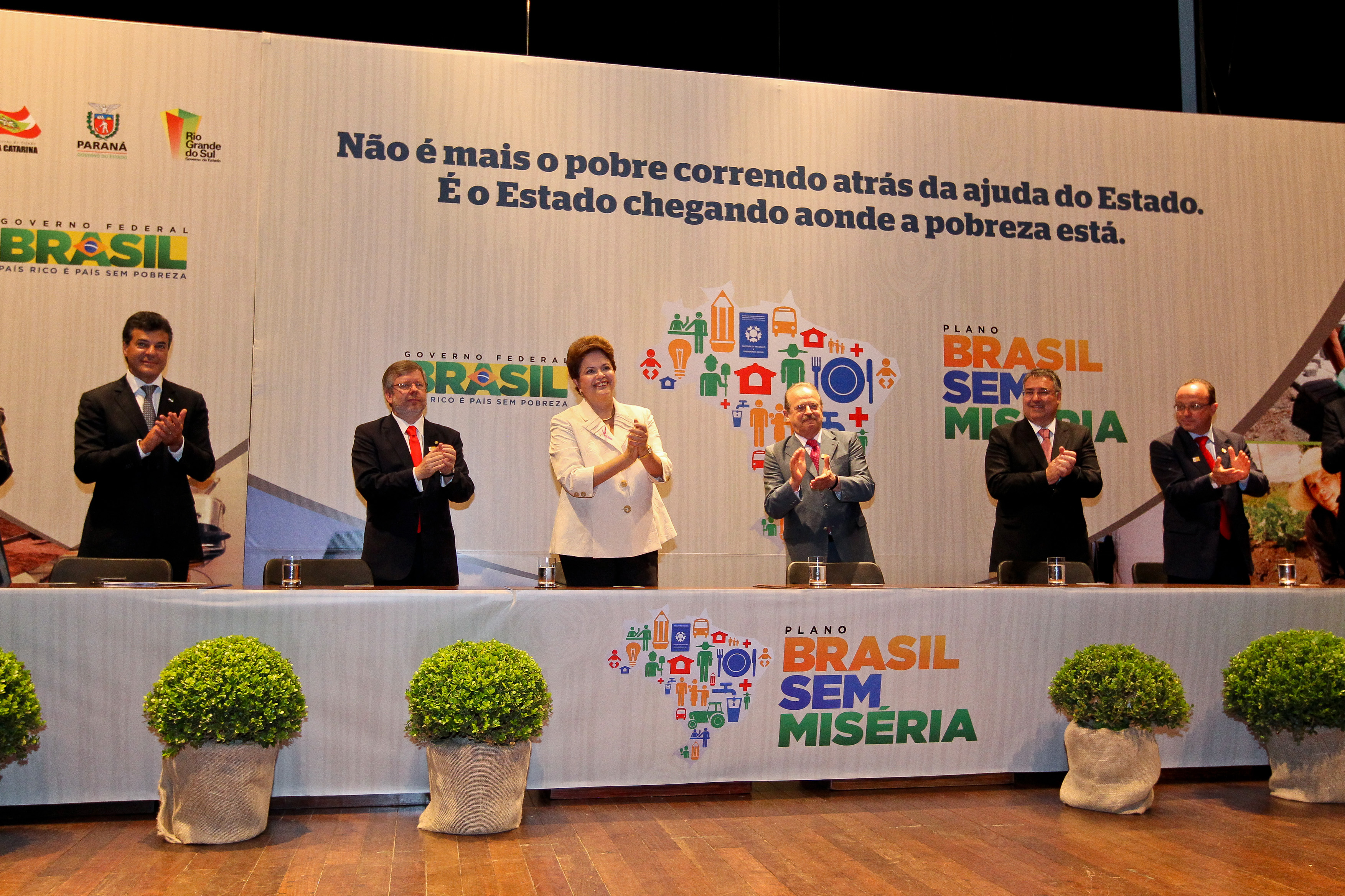 Presidenta Dilma Rousseff durante cerimônia de assinatura do termo de pactuação do plano Brasil sem Miséria com os Governadores da Região Sul. Porto Alegre-RS, 14/10/2011