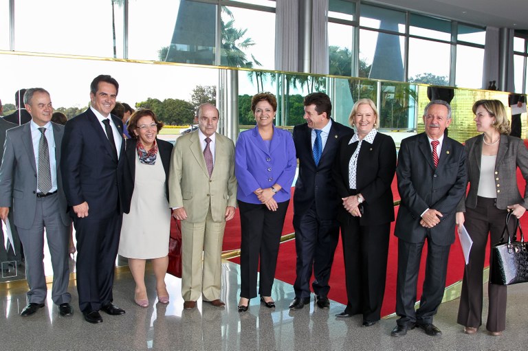 Presidenta Dilma Rousseff com senadores do Partido Progressista (PP), após almoço no Palácio da Alvorada. Brasília-DF, 15/06/2011