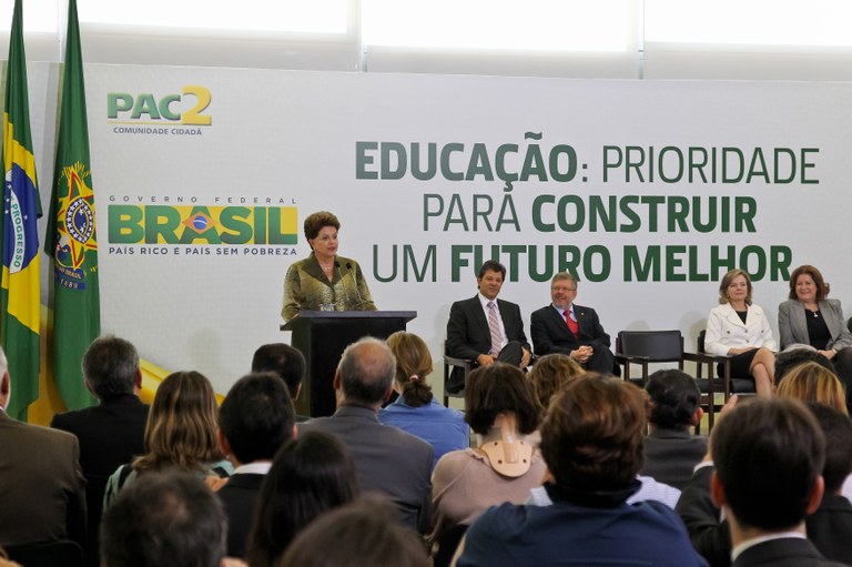 Presidenta Dilma Rousseff durante cerimônia de abertura de nova seleção para unidades de educação infantil e quadras poliesportivas escolares do PAC 2, no Palácio do Planalto. Brasília-DF, 15/09/2011