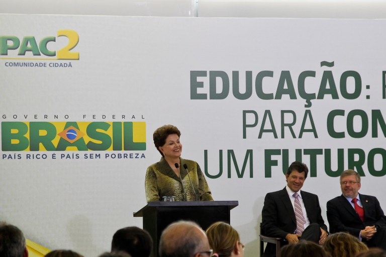 Presidenta Dilma Rousseff durante cerimônia de abertura de nova seleção para unidades de educação infantil e quadras poliesportivas escolares do PAC 2, no Palácio do Planalto. Brasília-DF, 15/09/2011