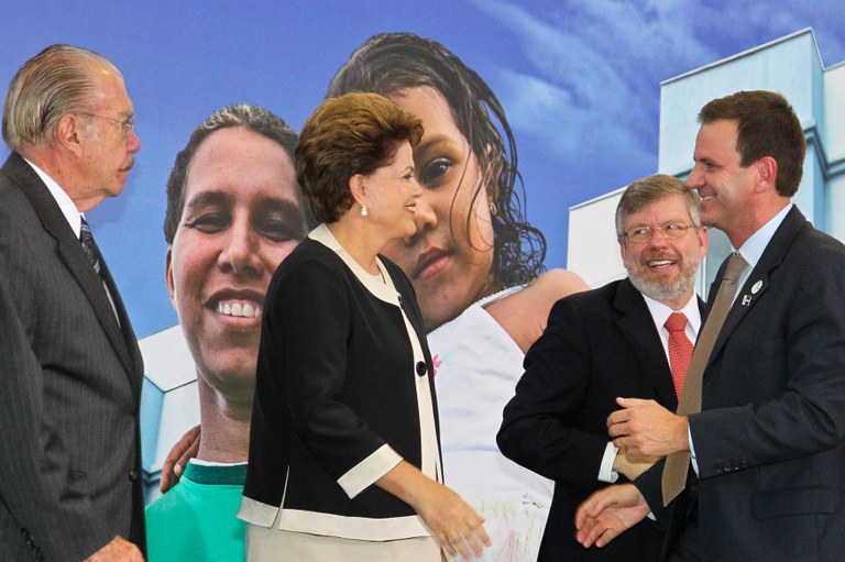 Presidenta Dilma Rousseff cumprimenta o prefeito do Rio de Janeiro, Eduardo Paes, durante cerimônia de lançamento do programa Minha Casa, Minha Vida 2. Brasília-DF, 16/06/2011
