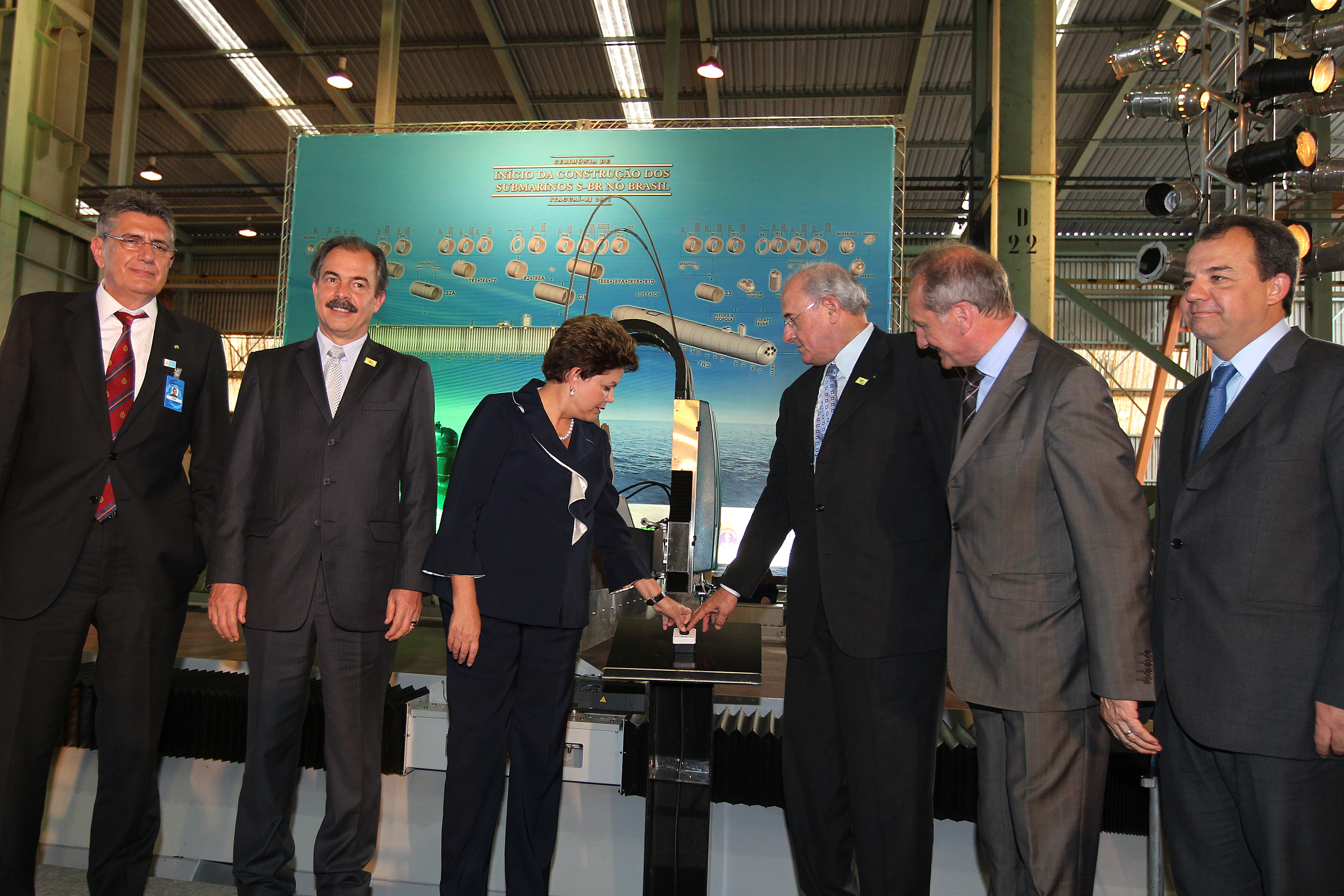 Presidenta Dilma ao lado dos ministros Nelson Jobim, Aloizio Mercadante, Gerard Longuet, da França, do presidente da Nuclep, Jaime Cardoso e do governador Sérgio Cabral aciona máquina de corte da primeira chapa de aço para submarinos. Itaguaí-RJ, 16/07/2011  