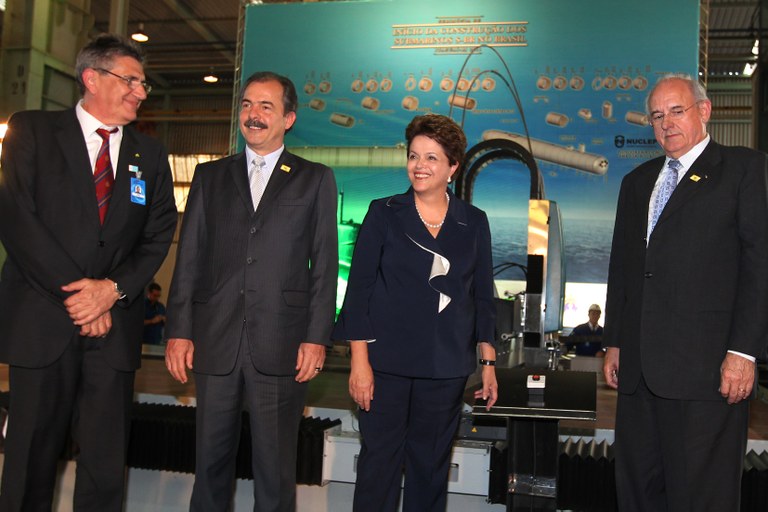Presidenta Dilma durante acionamento da máquina de corte da primeira chapa de aço para a construção dos submarinos. Itaguaí-RJ, 16/07/2011  