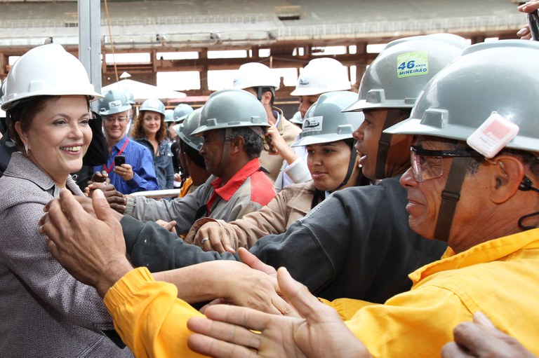  Presidenta Dilma Rousseff posa para fotos com trabalhadores, durante visita as obras de Revitalização do Estádio Governador Magalhães Pinto - Mineirão. Belo Horizonte-MG, 16/09/2011