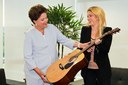 Presidenta Dilma Rousseff recebe de presente da cantora Shakira um violão autografado. Brasília-DF, 17/03/2011