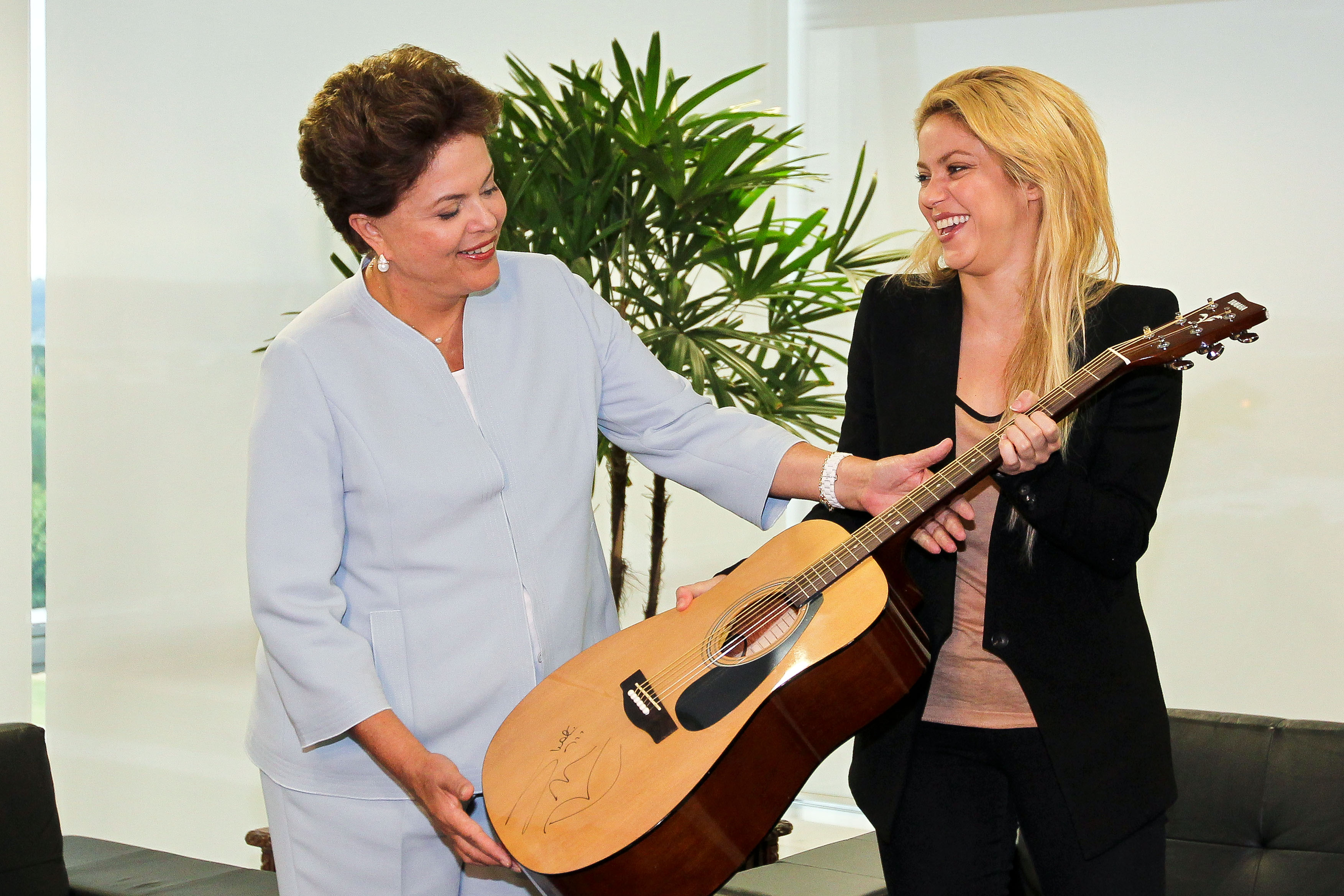 Presidenta Dilma Rousseff recebe de presente da cantora Shakira um violão autografado. Brasília-DF, 17/03/2011