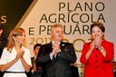Presidenta Dilma Rousseff, o presidente do Banco do Brasil, Aldemir Bendine, e a prefeita de Ribeirão Preto, Dárcy Vera, durante cerimônia de lançamento do Plano Agrícola e Pecuário 2011-2012. Ribeirão Preto-SP, 17/06/2011