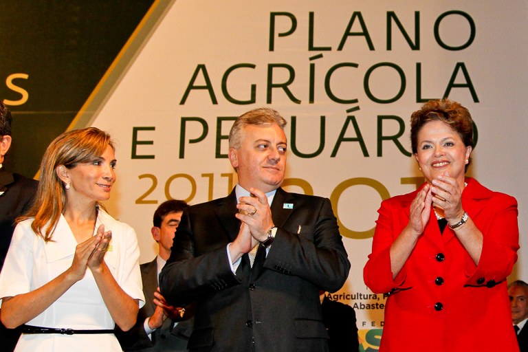 Presidenta Dilma Rousseff, o presidente do Banco do Brasil, Aldemir Bendine, e a prefeita de Ribeirão Preto, Dárcy Vera, durante cerimônia de lançamento do Plano Agrícola e Pecuário 2011-2012. Ribeirão Preto-SP, 17/06/2011 Presidenta Dilma Rousseff, o presidente do Banco do Brasil, Aldemir Bendine, e a prefeita de Ribeirão Preto, Dárcy Vera, durante cerimônia de lançamento do Plano Agrícola e Pecuário 2011-2012. Ribeirão Preto-SP, 17/06/2011