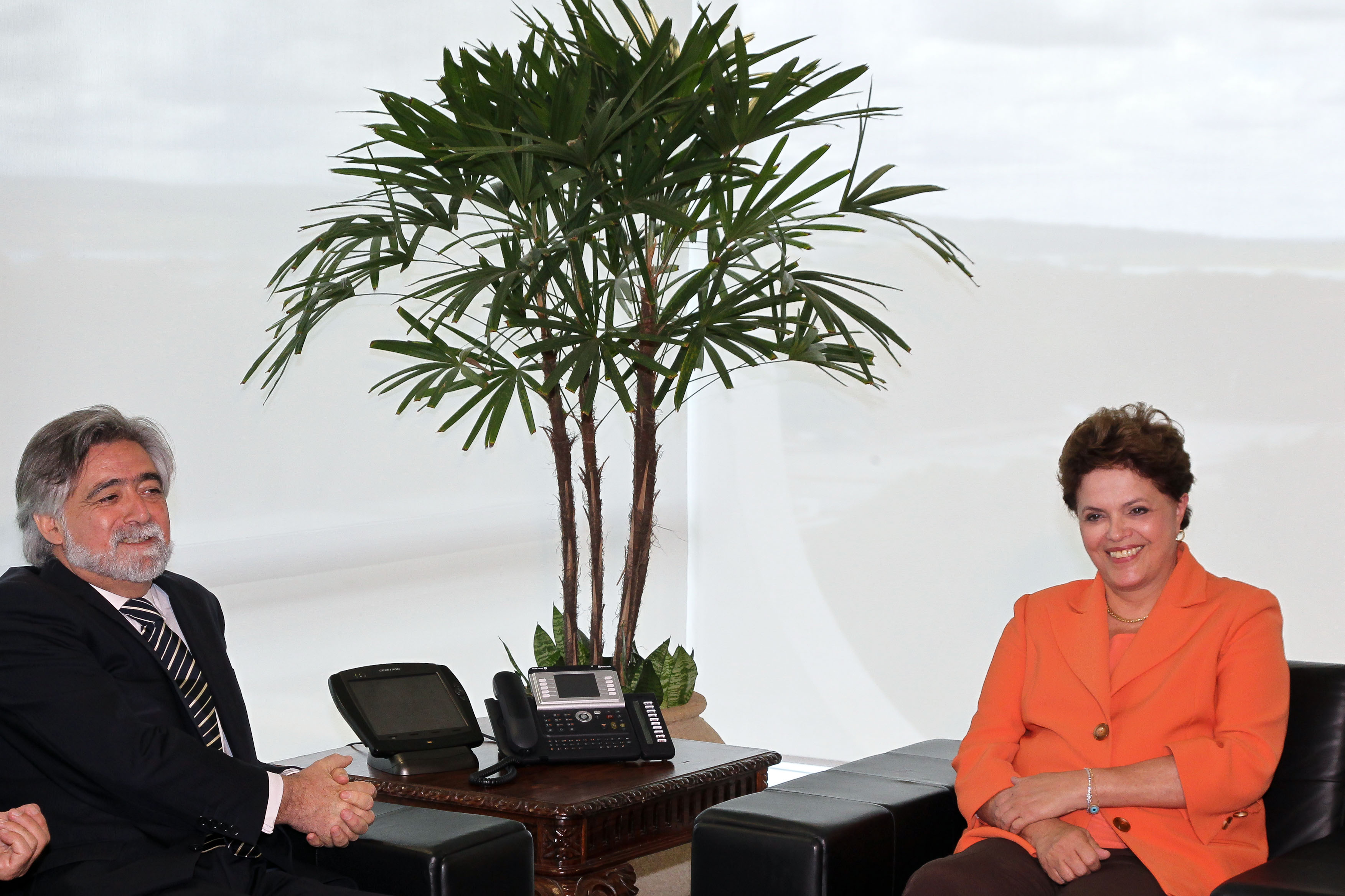 Presidenta Dilma Rousseff recebe o ministro de Estado e dos Negócios Estrangeiros de Portugal, Luís Amado, no Palácio do Planalto. Brasília-DF, 18/02/2011