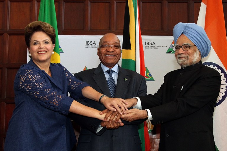 Presidenta Dilma Rousseff, posa para foto ao lado do  Presidente da Africa do sul Jacob Zuma, e do primeiro Ministro da India Manmohan Singh. Pretória-RAS, 18/10/2011