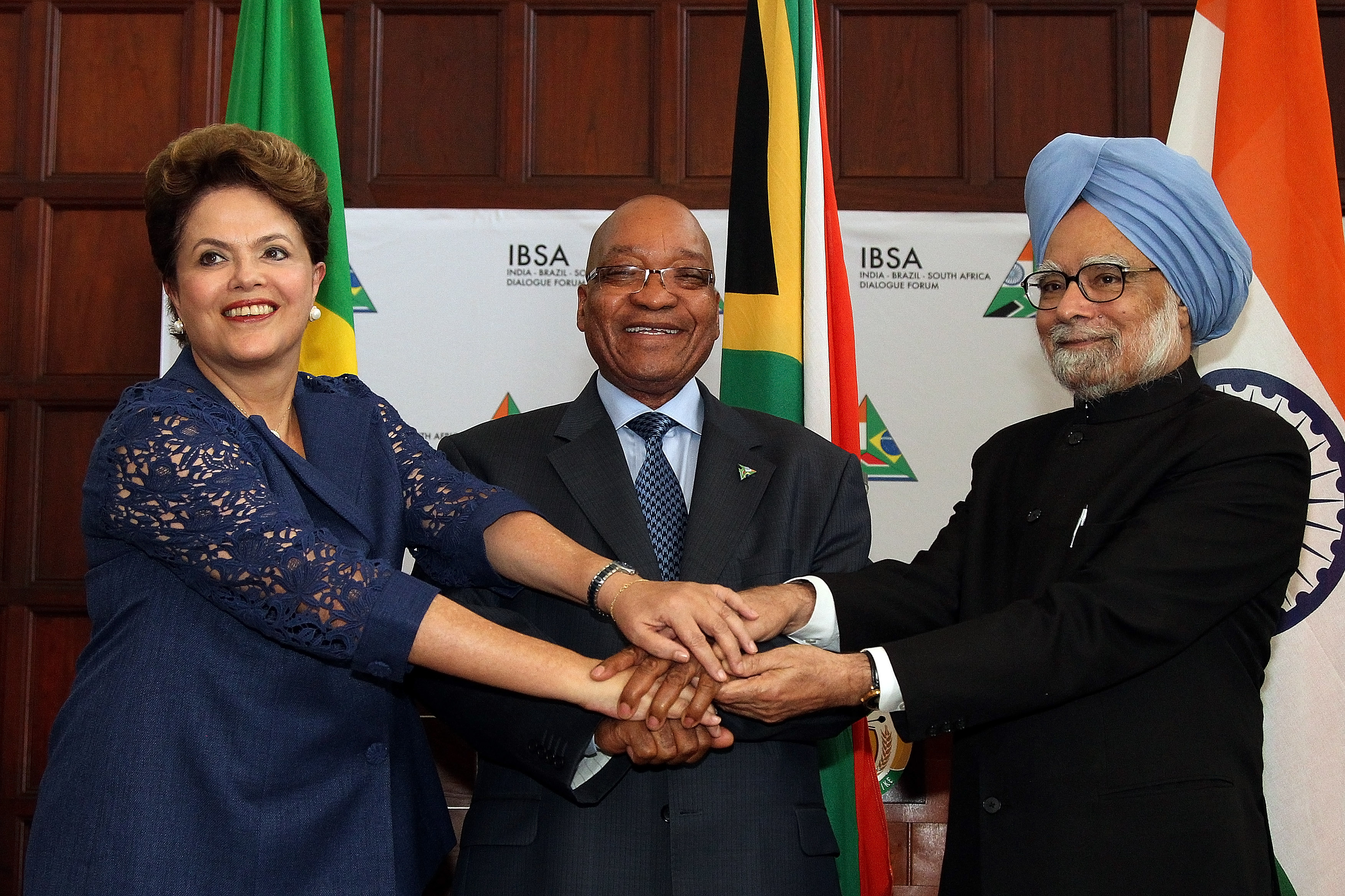 Presidenta Dilma Rousseff, posa para foto ao lado do  Presidente da Africa do sul Jacob Zuma, e do primeiro Ministro da India Manmohan Singh. Pretória-RAS, 18/10/2011