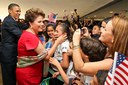 Presidenta Dilma Rousseff e o presidente dos Estados Unidos, Barack Obama, cumprimentam crianças durante cerimônia oficial de chegada ao Brasil. Brasília-DF, 19/03/2011  