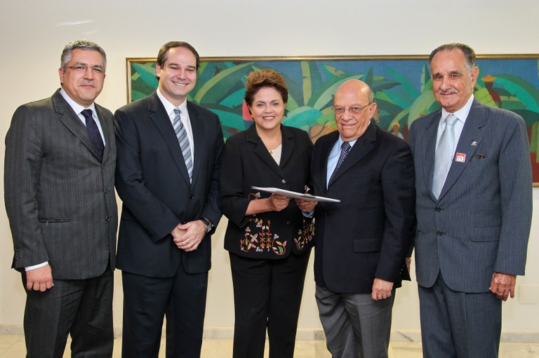 Presidenta Dilma Rousseff recebe projeto de incentivo fiscal para instituições que tratam do câncer. Brasília-DF, 20/06/2011