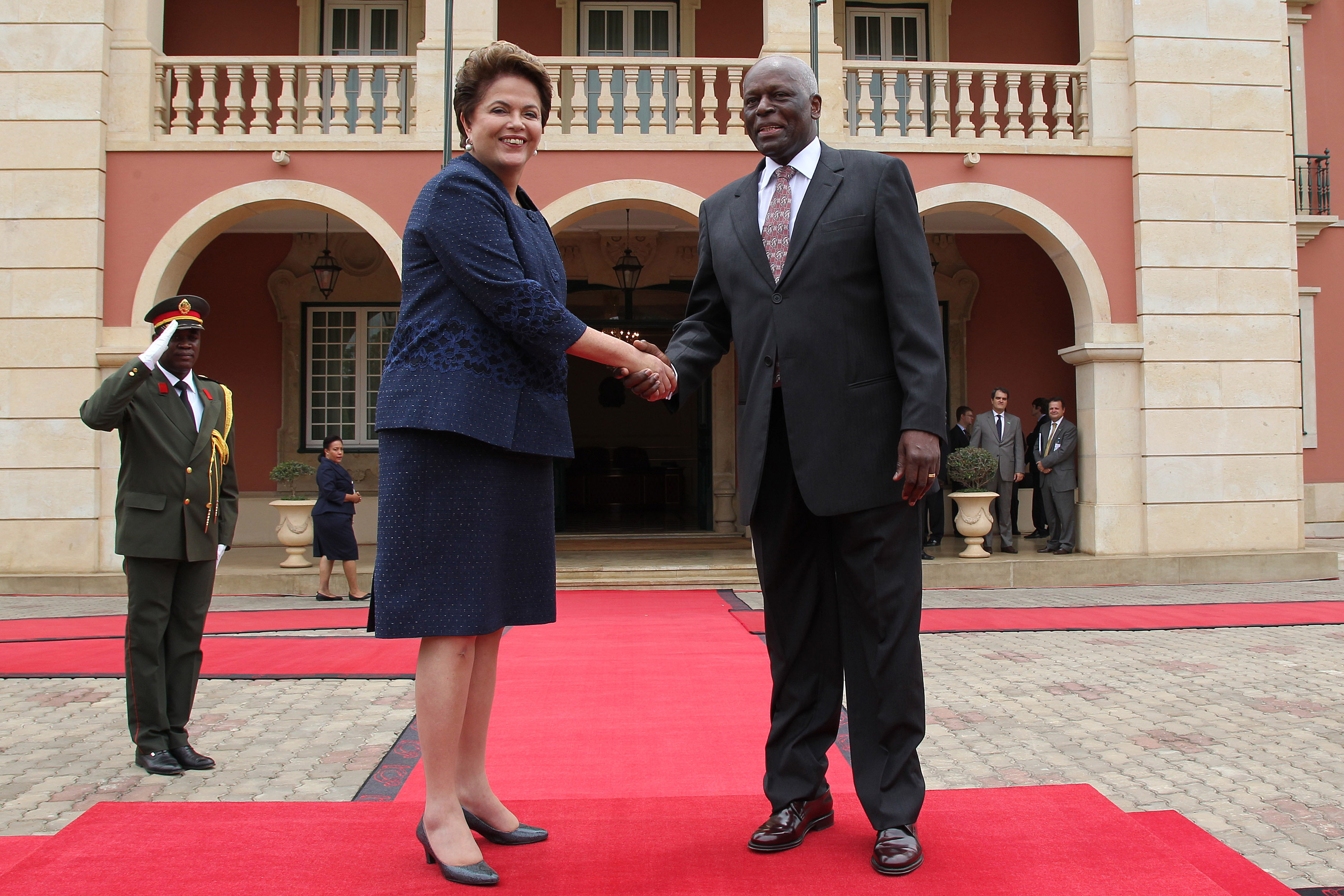 Presidenta Dilma Roussef cumprimenta o Presidente de Angola, José Eduardo dos Santos, durante cerimônia Oficial de chegada a Luanda. Luanda-Angola, 20/10/2011