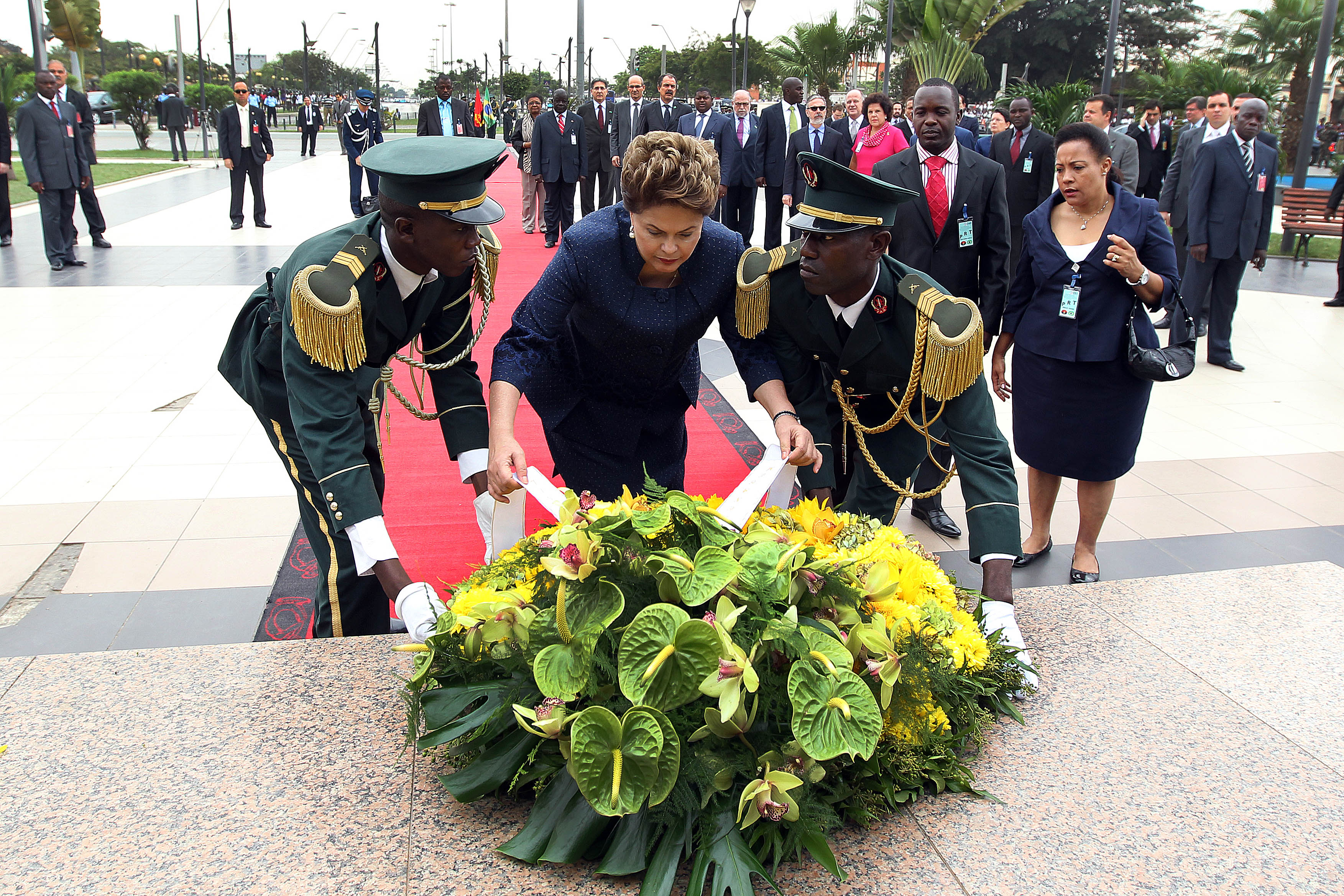  Presidenta Dilma Rousseff  participa da Cerimônia de Deposição de Oferenda Floral no Monumento ao Dr. Antonio Agostinho Neto, Primeiro Presidente da Republica de Angola . Luanda-Angola, 20/10/2011