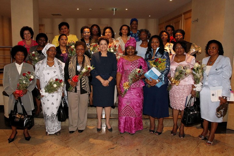 Presidenta Dilma Rousseff posa para foto com lideranças femininas angolanas, durante audiência no Hotel Trópico. Luanda-Angola,20/102011