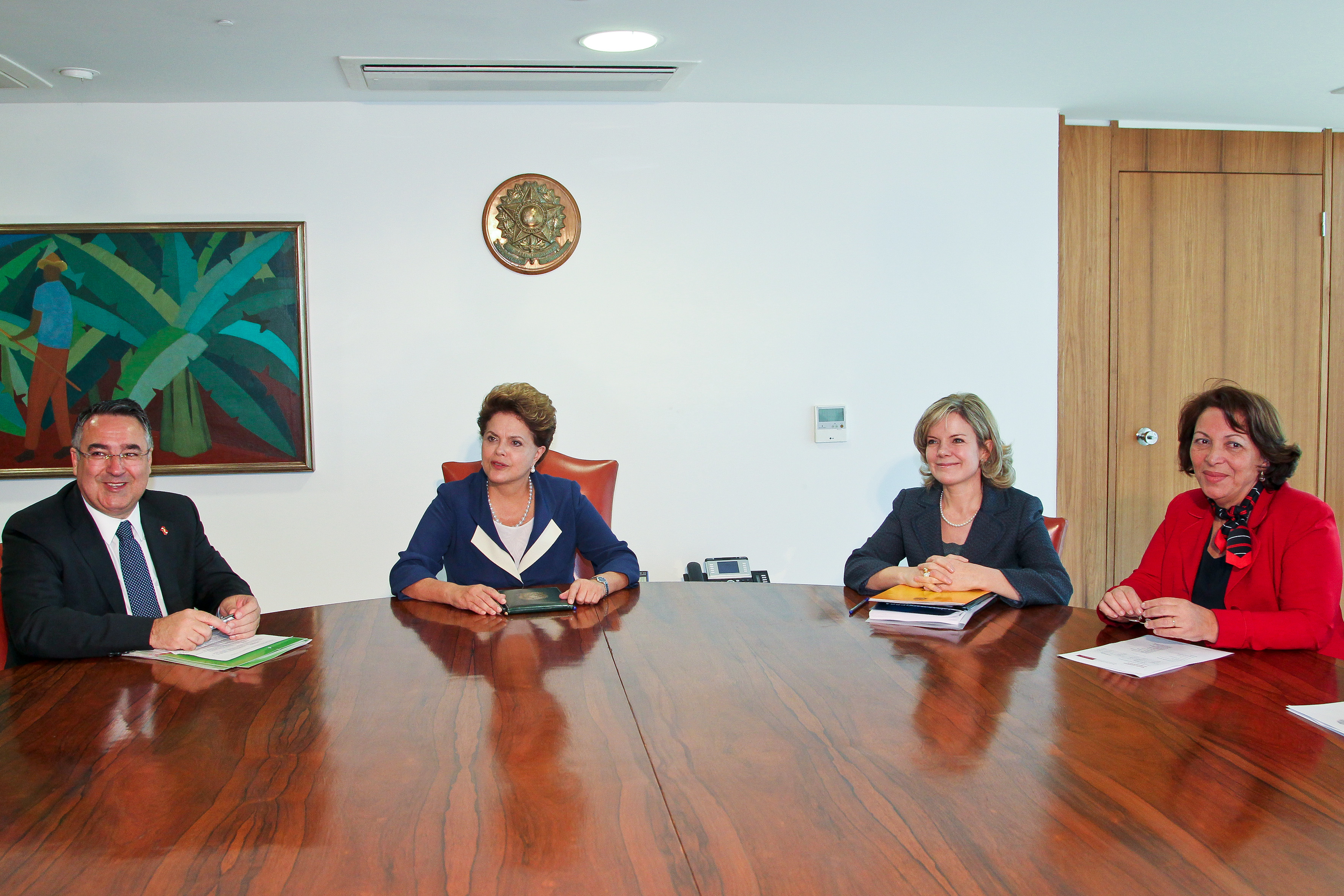 Presidenta Dilma Rousseff, acompanhada das ministras Gleisi Hoffmann e Ideli Salvatti, recebe o governador de Santa Catarina, Raimundo Colombo, no Palácio do Planalto. Brasília-DF, 21/06/2011