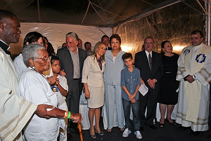 Presidenta Dilma Rousseff posa para foto com a senhora Claudia Cristina, a quem foi atribuído o primeiro milagre de Irmã Dulce, e seu filho, Gabriel. Salvador-BA, 22/05/2011 