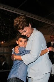 Presidenta Dilma Rousseff cumprimenta Gabriel, filho de Claudia Cristina, a quem foi atribuído o primeiro milagre de Irmã Dulce. Salvador-BA, 22/05/2011 