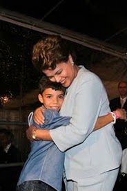 Presidenta Dilma Rousseff cumprimenta Gabriel, filho de Claudia Cristina, a quem foi atribuído o primeiro milagre de Irmã Dulce. Salvador-BA, 22/05/2011 