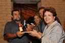 Presidenta Dilma Rousseff recebe presente de Vitalino Pereira dos Santos, neto do Mestre Vitalino, durante visita à Casa-Museu Mestre Vitalino. Caruaru-PE, 22/06/2011