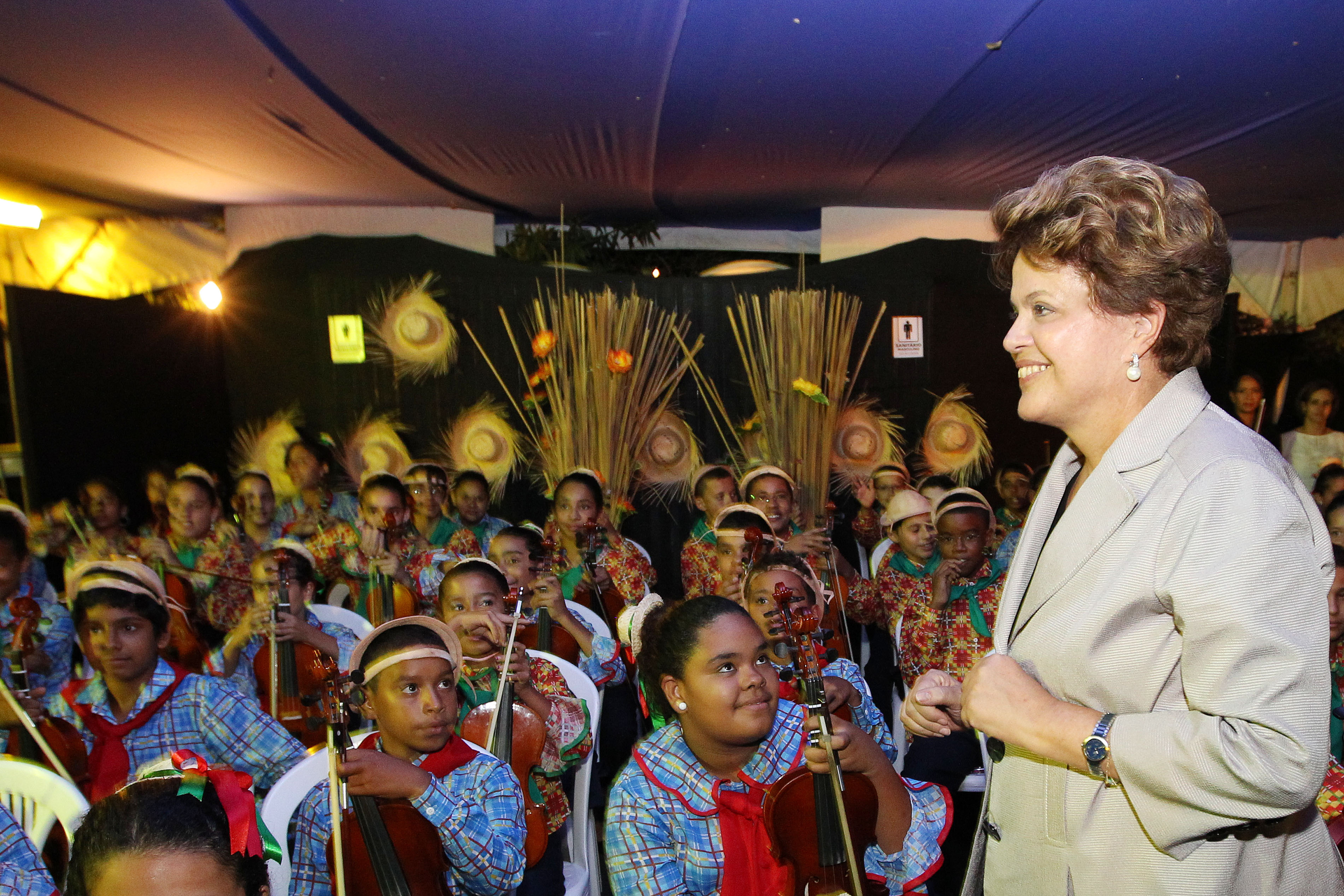 Presidenta Dilma Rousseff assiste à apresentação de orquestra sinfônica, formada por meninos carentes, durante visita ao pavilhão da festa junina da cidade de Caruaru. Caruaru-PE, 22/06/2011