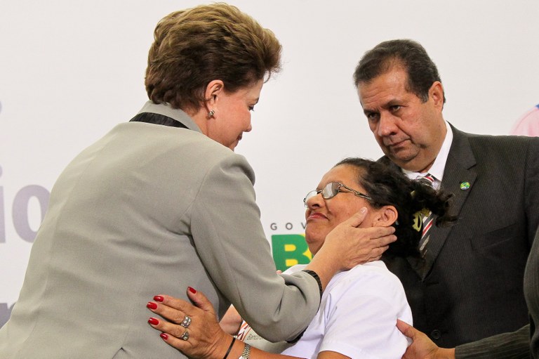 Presidenta Dilma Rousseff cumprimenta a Sra. Isabel Cândido, beneficiária do Programa, durante cerimônia de lançamento do Crescer - Programa Nacional de Microcrédito. Brasília-DF, 24/08/2011