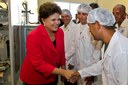  Presidenta Dilma Rousseff cumprimenta funcionários da Unidade Classificadora e Empacotadora de Farinha de Mandioca da Cooperativa Agropecuária de Campo Grande. Arapiraca-AL, 25/07/2011  