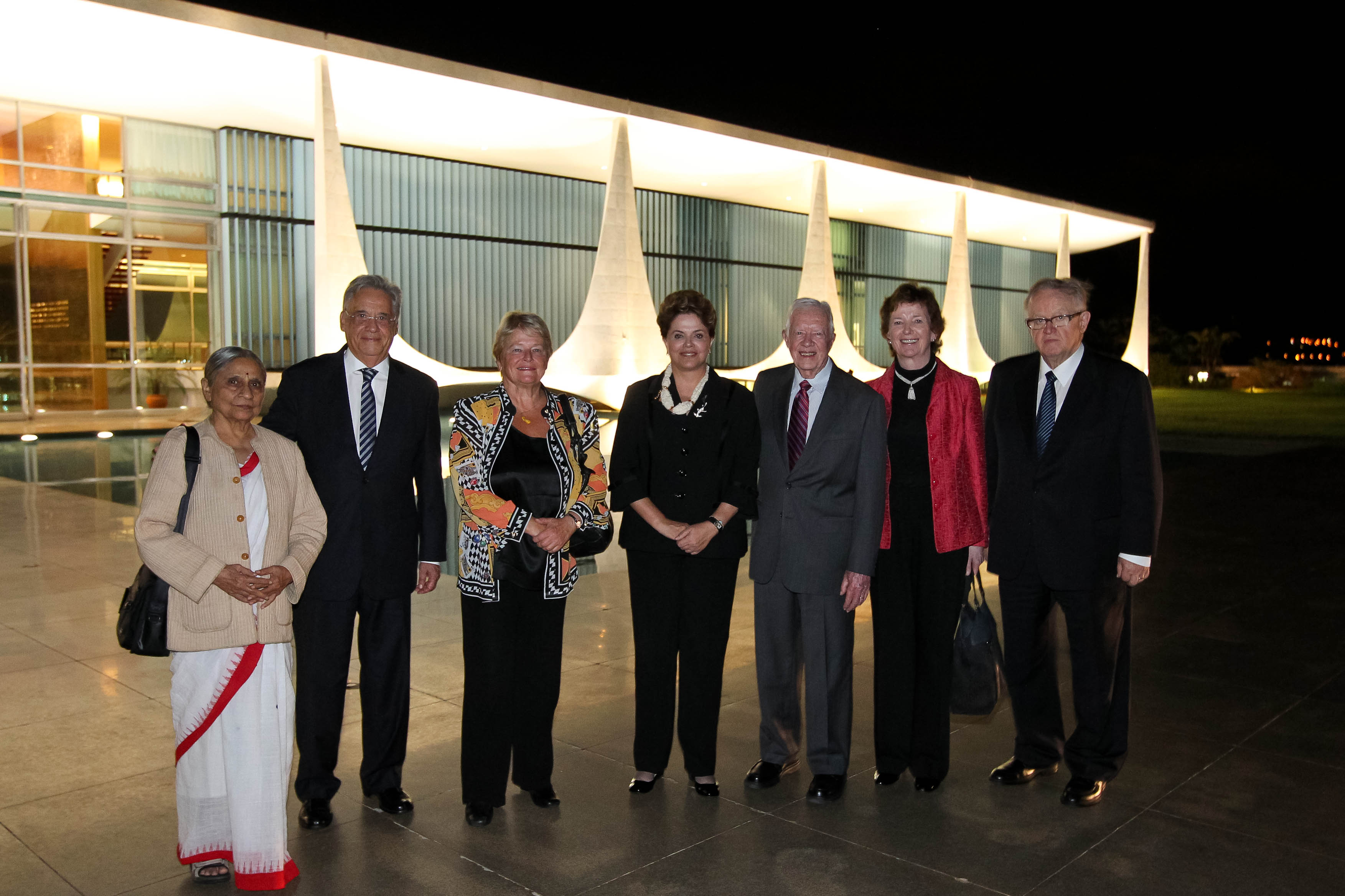 Presidenta Dilma Rousseff posa para foto com Os Elders durante jantar no Palácio da Alvorada. Brasília - DF, 25/10/2011