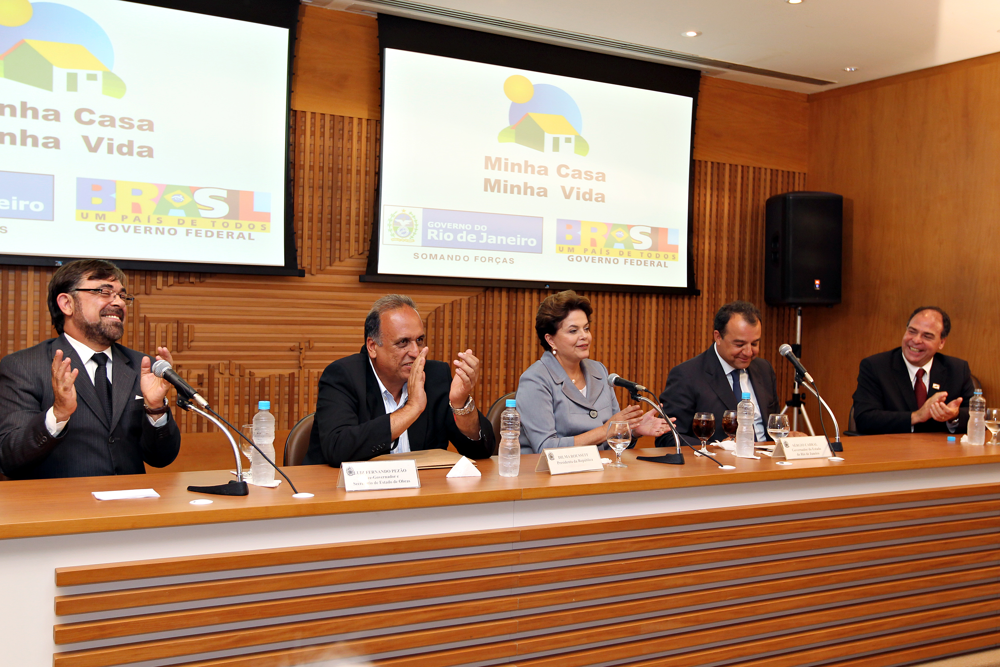 Presidenta Dilma Rousseff e o governador Sérgio Cabral durante anúncio de unidades habitacionais para os desabrigados da região serrana do estado do Rio de Janeiro. Rio de Janeiro-RJ, 27/01/2011 