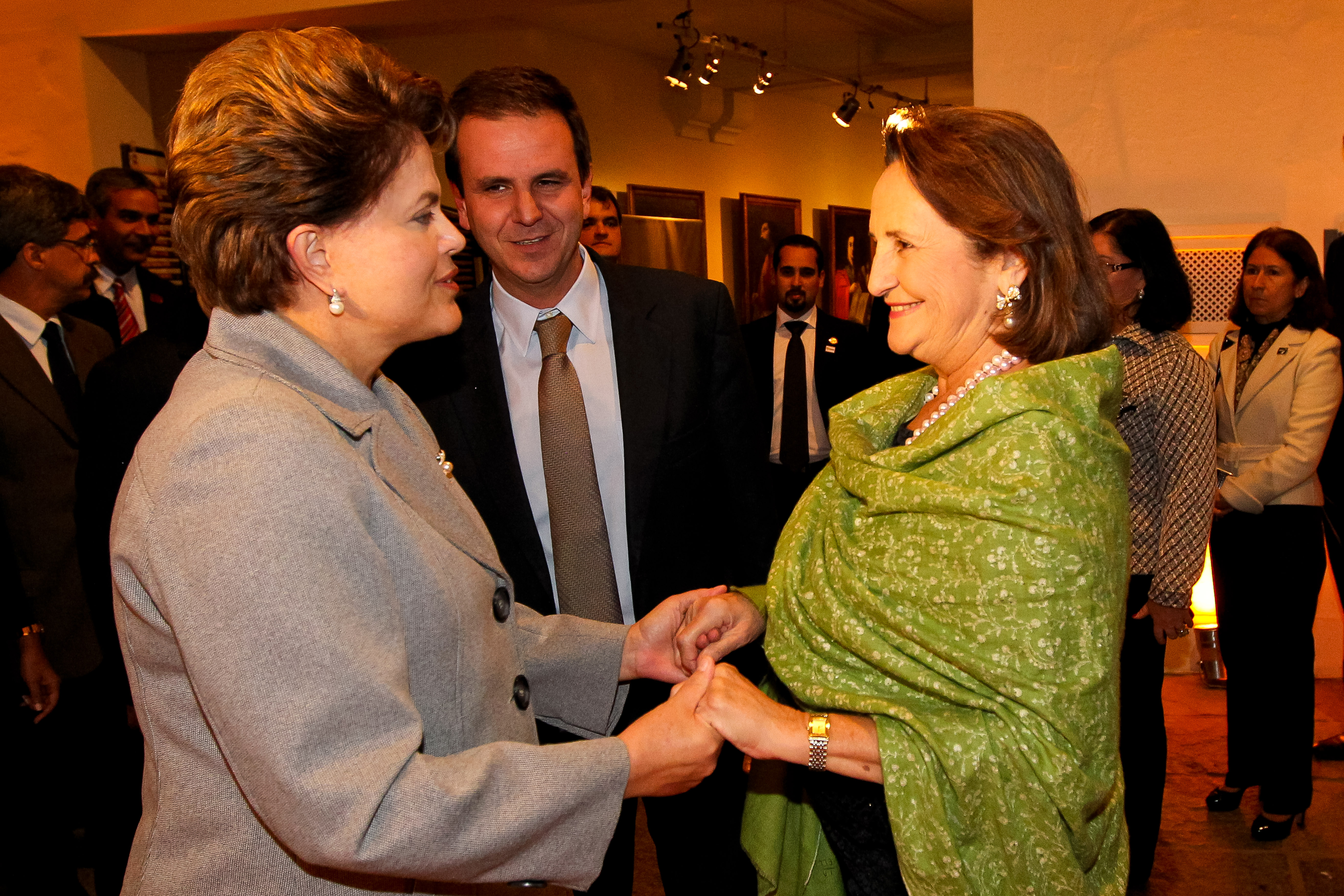 Presidenta Dilma Rousseff cumprimenta Lucinha Araújo, mãe de Cazuza e presidente da Sociedade Viva Cazuza, na chegada à cerimônia de comemoração dos 60 anos do jornal O Dia. Rio de Janeiro-RJ, 27/06/2011