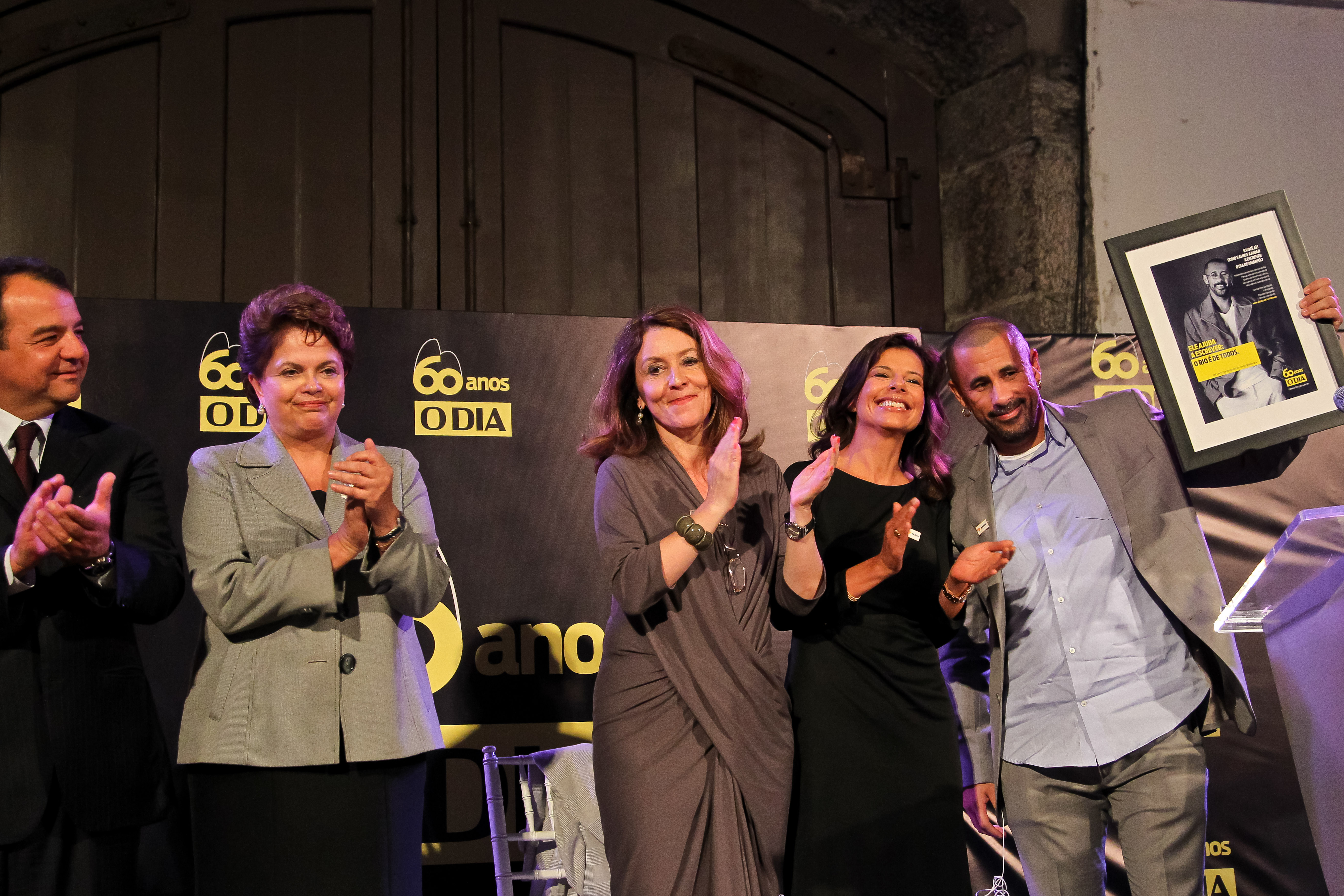  Presidenta Dilma Rousseff durante homenagem ao coordenador executivo do AfroReggae, José Júnior, na cerimônia de comemoração dos 60 anos do jornal O Dia. Rio de Janeiro-RJ, 27/06/2011