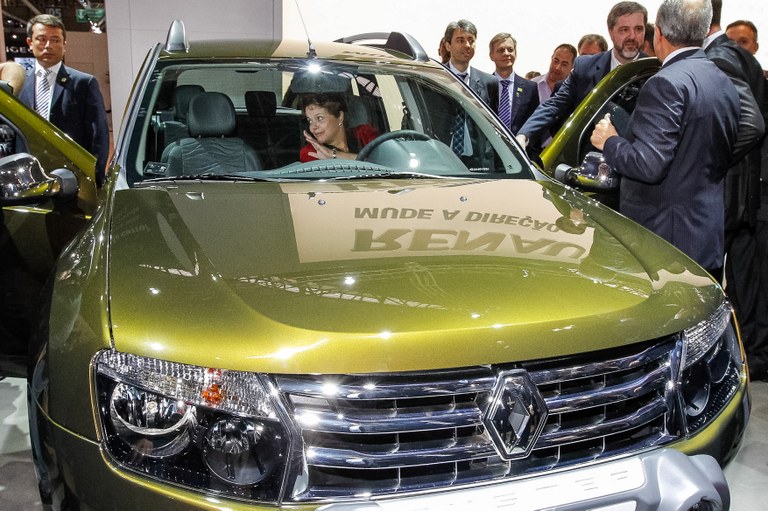 Presidenta Dilma Rousseff durante durante visita a estandes,  na  abertura oficial do 27º salão internacional do automóvel 2012. São Paulo-SP, 24/10/2012