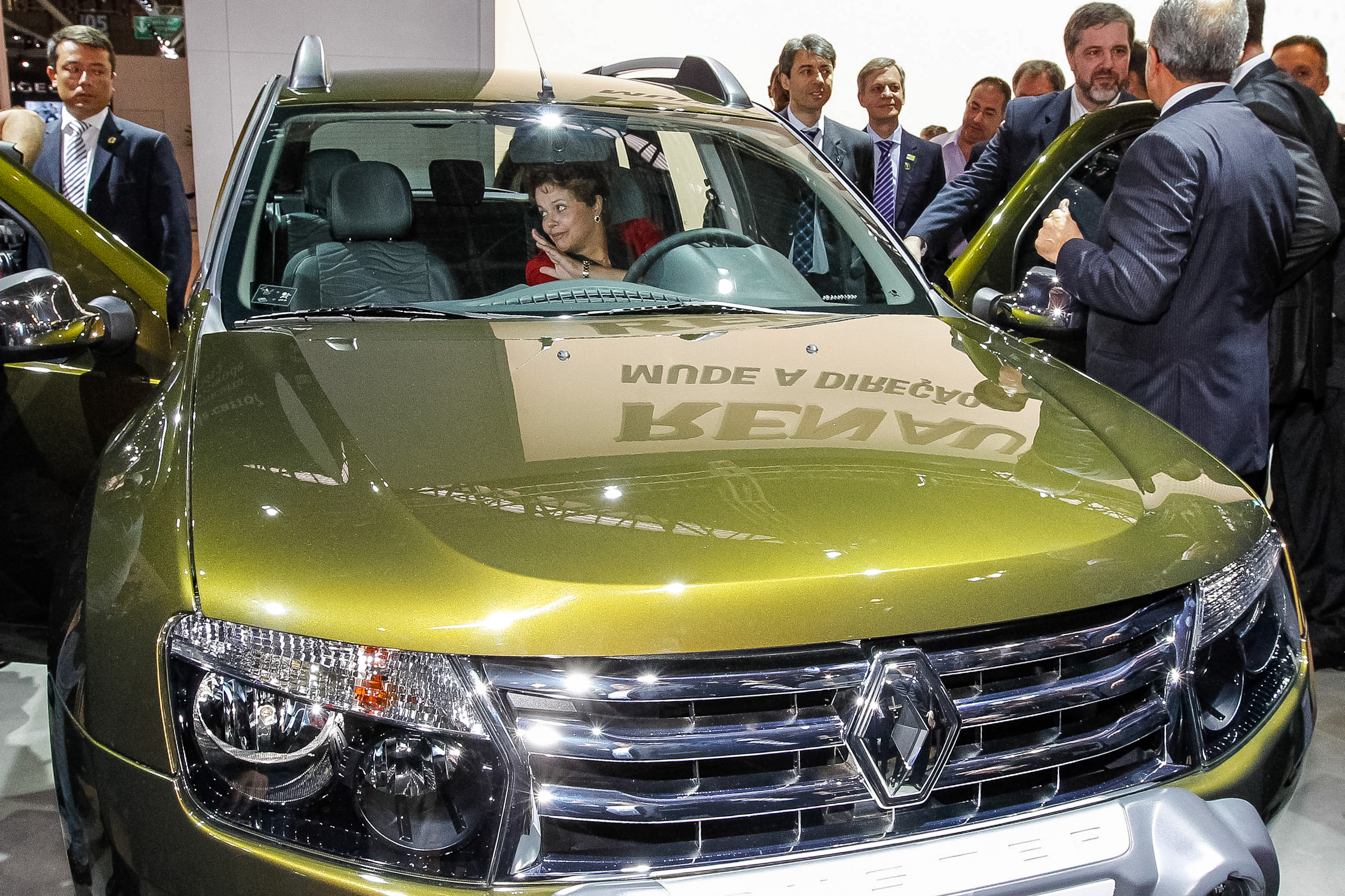 Presidenta Dilma Rousseff durante durante visita a estandes,  na  abertura oficial do 27º salão internacional do automóvel 2012. São Paulo-SP, 24/10/2012