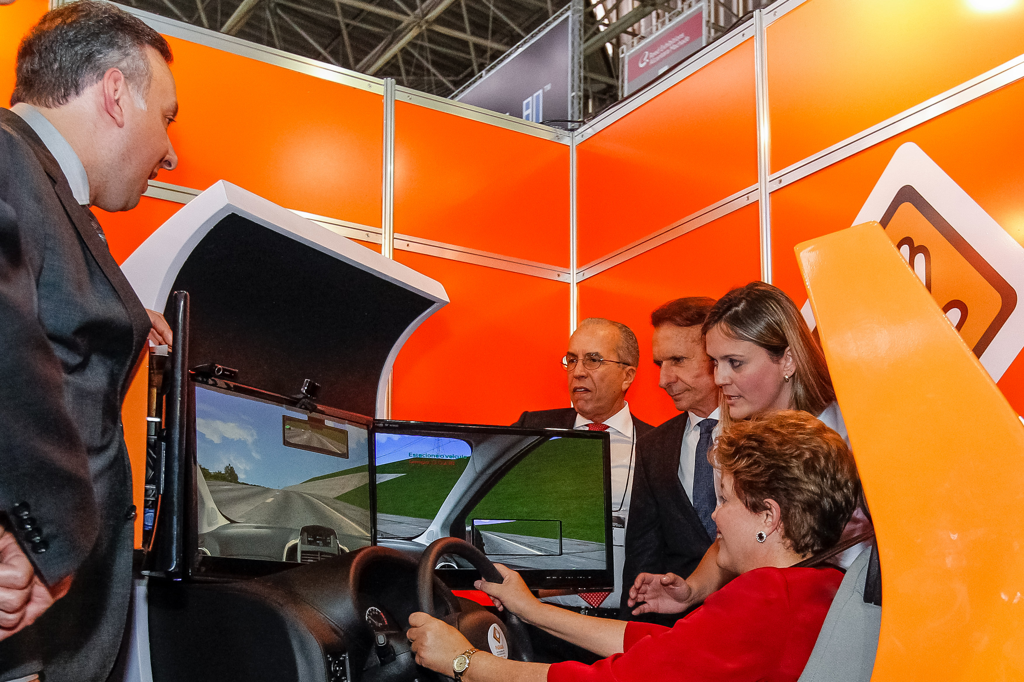 Presidenta Dilma Rousseff durante durante visita a estandes,  na  abertura oficial do 27º salão internacional do automóvel 2012. São Paulo-SP, 24/10/2012