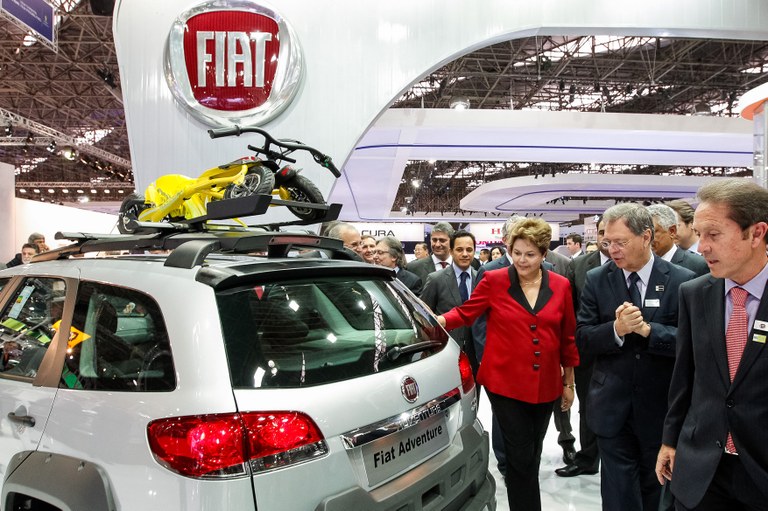 Presidenta Dilma Rousseff durante durante visita a estandes,  na  abertura oficial do 27º salão internacional do automóvel 2012. São Paulo-SP, 24/10/2012