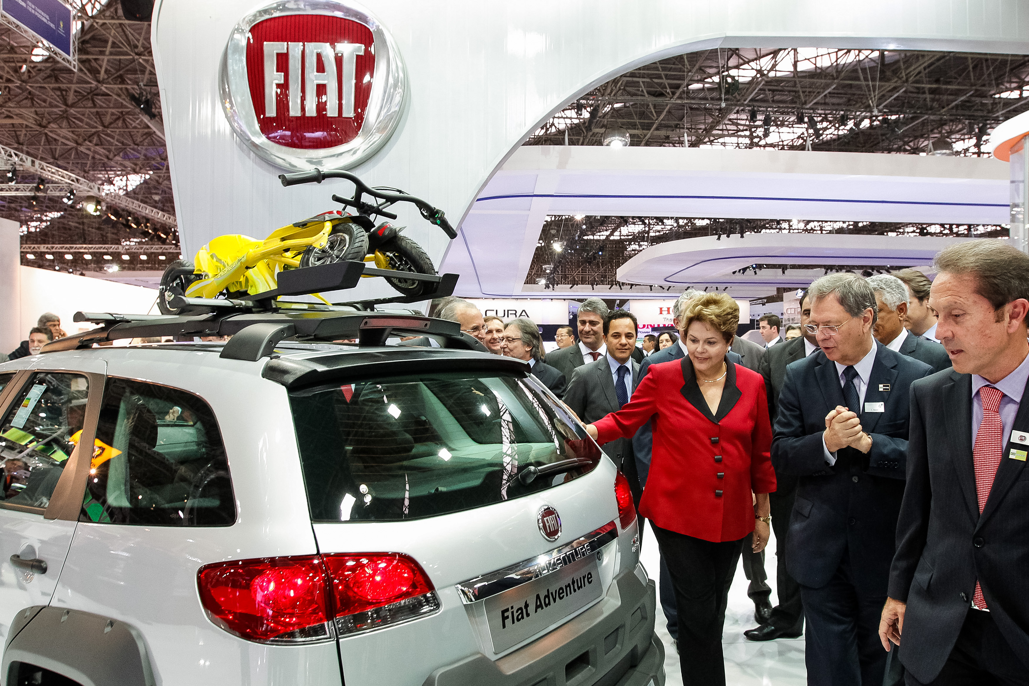 Presidenta Dilma Rousseff durante durante visita a estandes,  na  abertura oficial do 27º salão internacional do automóvel 2012. São Paulo-SP, 24/10/2012