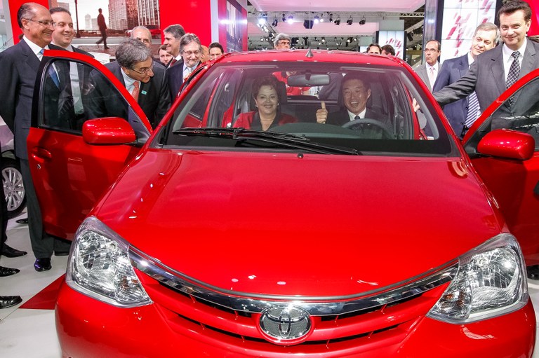 Presidenta Dilma Rousseff durante durante visita a estandes,  na  abertura oficial do 27º salão internacional do automóvel 2012. São Paulo-SP, 24/10/2012