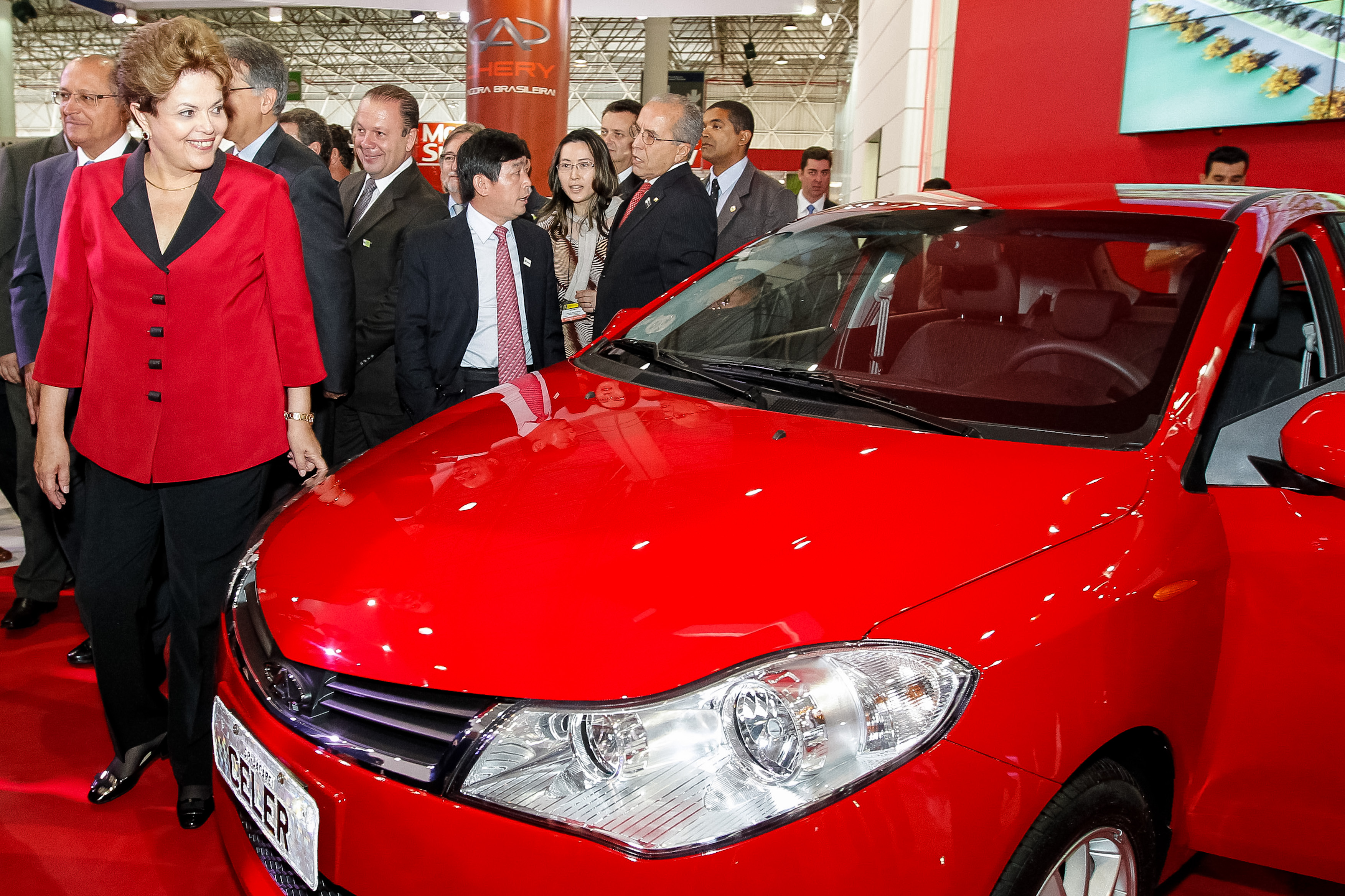 Presidenta Dilma Rousseff durante durante visita a estandes,  na  abertura oficial do 27º salão internacional do automóvel 2012. São Paulo-SP, 24/10/2012