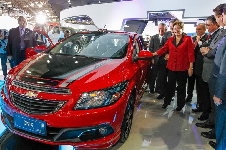 Presidenta Dilma Rousseff durante durante visita a estandes,  na  abertura oficial do 27º salão internacional do automóvel 2012. São Paulo-SP, 24/10/2012