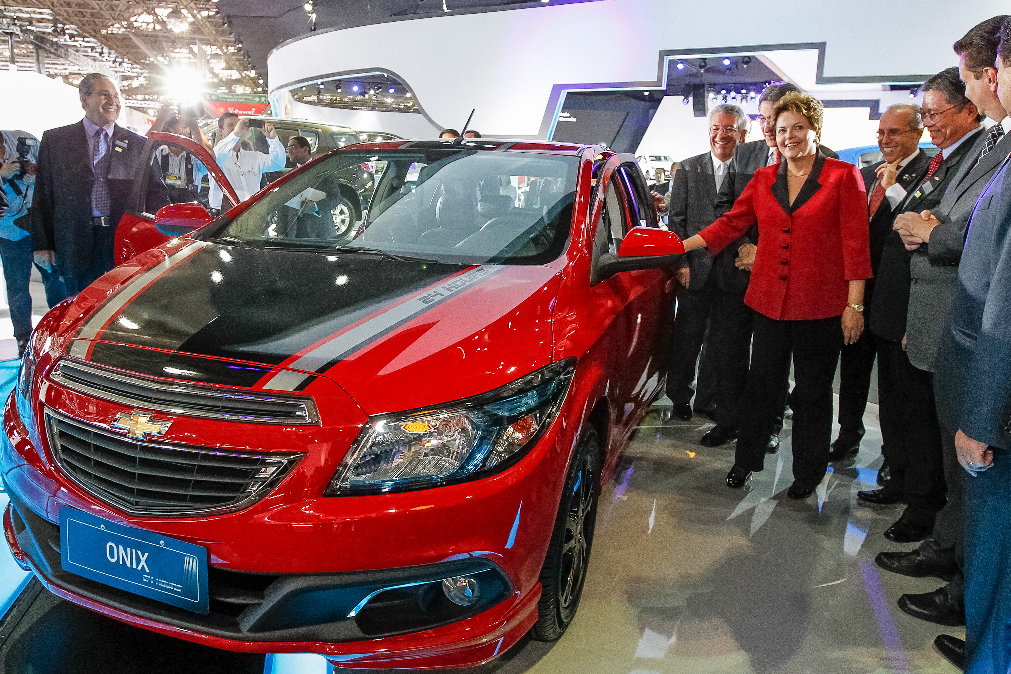 Presidenta Dilma Rousseff durante durante visita a estandes,  na  abertura oficial do 27º salão internacional do automóvel 2012. São Paulo-SP, 24/10/2012