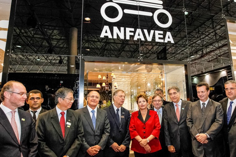 Presidenta Dilma Rousseff durante durante visita a estandes,  na  abertura oficial do 27º salão internacional do automóvel 2012. São Paulo-SP, 24/10/2012