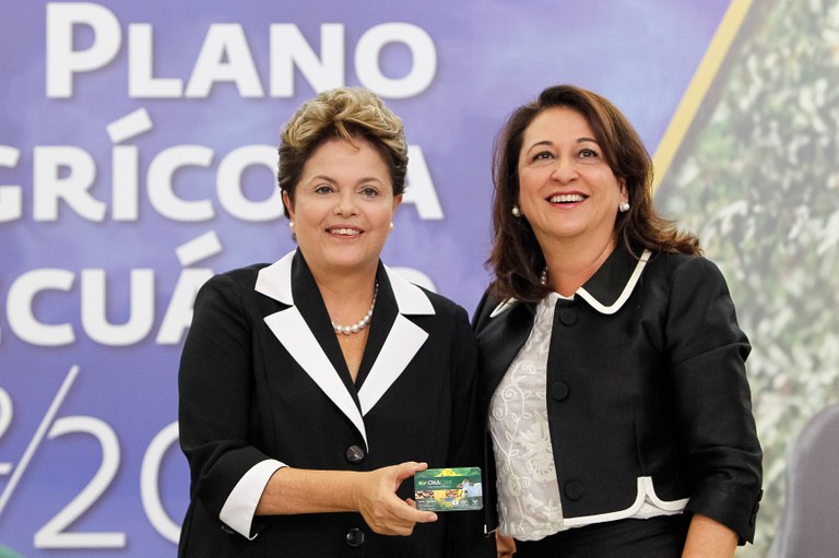  Presidenta Dilma Rousseff recebe da senadora Kátia Abreu, presidente da Confederação da Agricultura e Pecuária do Brasil (CNA) o Cartão do Produtor da safra 2012/2013 durante cerimônia de lançamento do Plano Agrícola e Pecuário 2012/2013. Brasília - DF, 28/06/2012