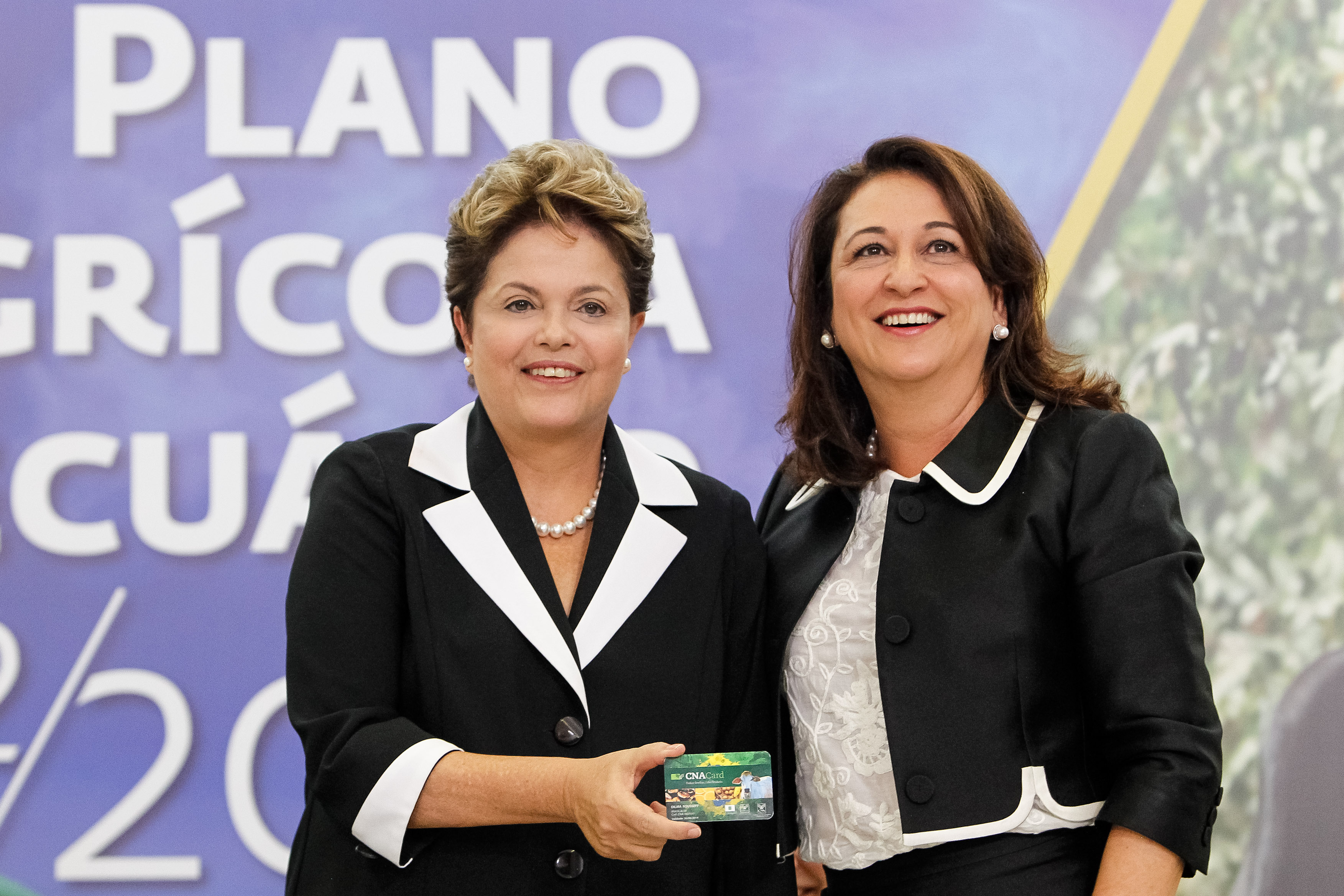  Presidenta Dilma Rousseff recebe da senadora Kátia Abreu, presidente da Confederação da Agricultura e Pecuária do Brasil (CNA) o Cartão do Produtor da safra 2012/2013 durante cerimônia de lançamento do Plano Agrícola e Pecuário 2012/2013. Brasília - DF, 28/06/2012