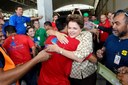 Presidenta Dilma Rousseff cumprimenta funcionários ao chegar no aeroporto de Manaus. Manaus - AM, 28/09/2011