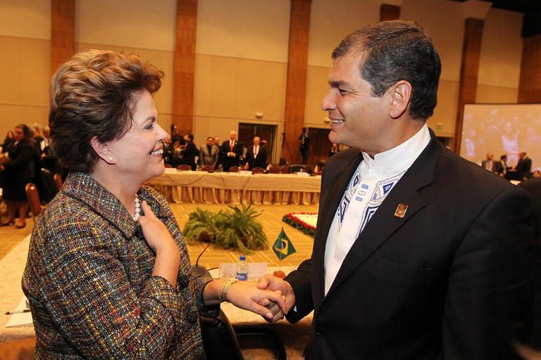 Presidenta Dilma Rousseff conversa com o presidente do Equador, Rafael Correa, durante a 41ª Cúpula de Presidentes do Mercosul. Assunção-Paraguai, 29/06/2011