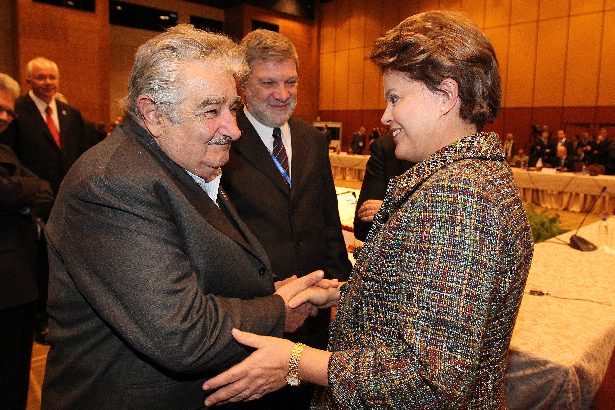 Presidenta Dilma Rousseff cumprimenta o presidente do Uruguai, José Mujica, durante a 41ª Cúpula de Presidentes dos Estados Partes do Mercosul e Estados Associados. Assunção-Paraguai, 29/06/2011